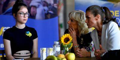 Во время саммита НАТО. Джилл Байден и королева Летиция посетили Центр украинских беженцев в Мадриде