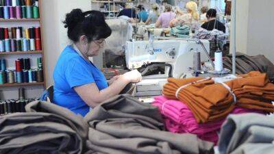 Пошивной сезон: в России нарастят выпуск тканей и пряжи на треть