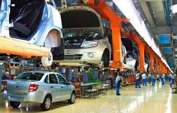 Выпуск легковых автомобилей в РФ обвалился на 85%