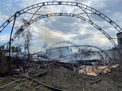 В Харькове в результате обстрелов сгорел склад с древесиной, в Циркунах – амбар с зерном (фото)