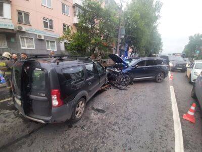 Два человека пострадали в ДТП из трех машин в Твери