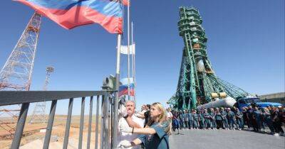 На Байконуре "дети Донбасса" отправляют в космос российскую ракету с флагами "ЛДНР" (ВИДЕО)