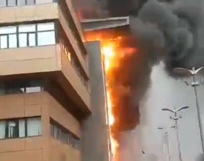 В москве загорелся бизнес-центр: огонь заблокировал людей внутри