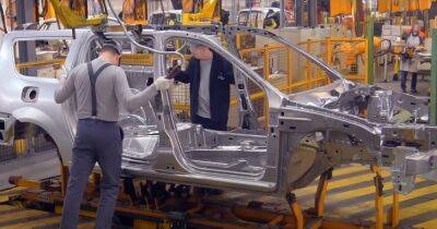 Производство автомобилей в России под угрозой из-за нехватки чипов: что происходит