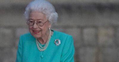 Королева Елизавета II появилась на публике в уникальной броши Platinum Jubilee