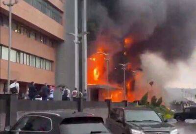 москва в огне: горит центр города, спасатели уже не справляются