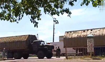 "Видите, какая техника?": оккупанты свозят старые железяки для форсирования Северского Донца, видео