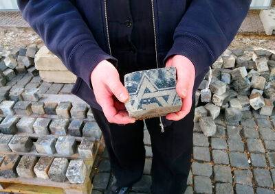 В центре Праги обнаружили брусчатку из еврейских надгробий. Теперь из нее сделают памятник