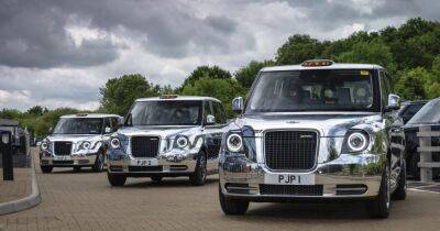 К платиновому юбилею Елизаветы ІІ подготовили особые лондонские такси (фото)