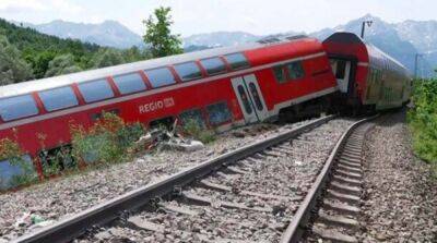 В Германии пассажирский поезд сошел с рельсов, есть жертвы