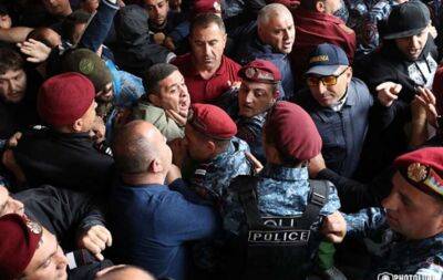 У резиденции Пашиняна в Ереване начались столкновения с полицией