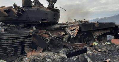 Харьковщина: Боец терробороны запрыгнул на танк оккупантов и взорвал его гранатой (ВИДЕО)