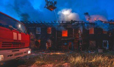 Тюменские пожарные потушили двухэтажное деревянное здание на улице Полевая