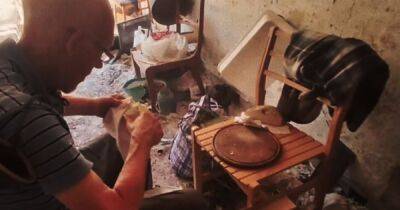 В Мариуполе люди живут среди руин домов и едят заплесневевший хлеб: показали видео