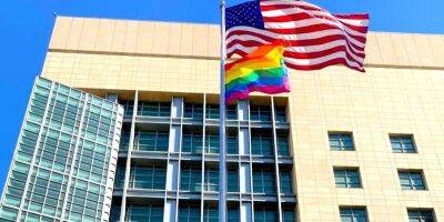 Посольство США в Москве вывесило на «площади ДНР» радужный флаг ЛГБТ