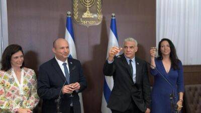 Нафтали Беннет передал власть Яиру Лапиду: "Теперь ты в ответе за Израиль"