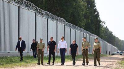 Польша достроила пятиметровый забор на границе с Беларусью