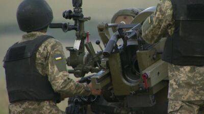 «Они работают и задают много вопросов». Как Британия тренирует украинских солдат