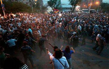 В Ереване начались яростные столкновения между протестующими и полицией