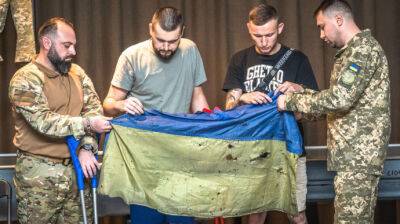 Флаг Украины, развевающийся над "Азовсталью", передали в музей