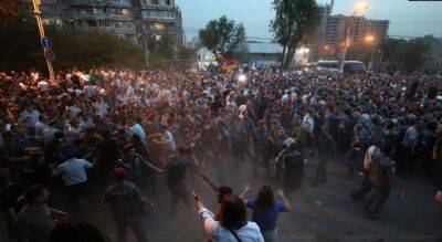 Масові протести у Вірменії: У Єревані під час зіткнення з поліцією постраждало 50 людей