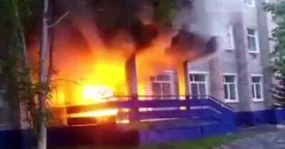 В России на Дальнем Востоке подожгли здание Росгвардии (ВИДЕО)