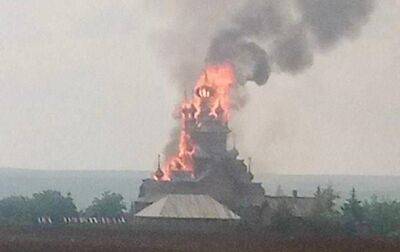 В Святогорске горит крупнейший деревянный храм Украины