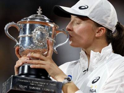 "Будьте сильными". Первая ракетка мира на церемонии награждения Roland Garros обратилась к украинцам