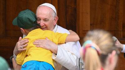 Папа Римский сказал, что очень хочет приехать в Украину, но боится навредить