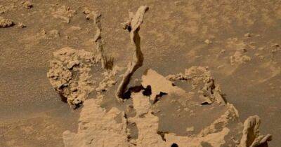 Марсоход Curiosity обнаружил на Красной планете необычные "столбы" (фото)