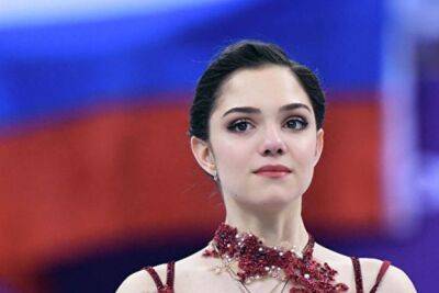Журнал MAXIM отреагировал на откровенный танец Медведевой на полу: "Женя вновь в центре внимания". ВИДЕО
