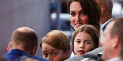 В домашней обстановке. Кейт Миддлтон с тремя детьми испекла капкейки для уличной вечеринки в честь 70-летия Елизаветы II на престоле — видео
