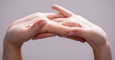 Ученые рассказали, безопасно ли хрустеть пальцами