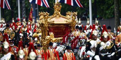 Финал четырехдневных торжеств. Елизавета II пропустила парад — зрителям показали голограмму молодой королевы внутри 260-летней кареты