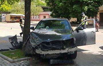 В Минске BMW вылетел на тротуар, сбил женщину и врезался в дом
