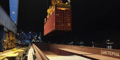 Попытка обойти морскую блокаду. Дунайское пароходство запустило контейнерный караван в Румынию