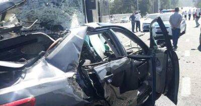 В Душанбе иномарка врезалась в пассажирский автобус, погибли два человека