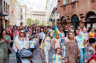 Украинские женщины провели в Брно марш матерей: много фото