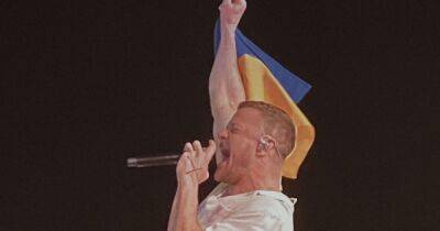 Солист Imagine Dragons вышел на сцену в Праге с флагом Украины (видео)