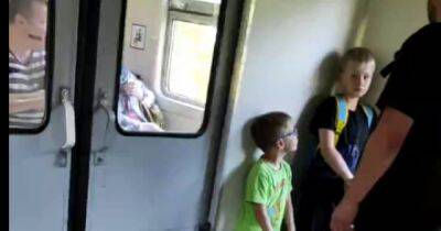 В России "ватник" с матами набросился на ребенка с сине-желтым рюкзаком (ВИДЕО)