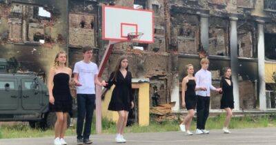 В Харькове выпускники станцевали вальс перед руинами своей школы