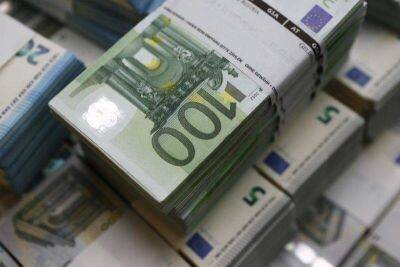 Cредний курс покупки/продажи наличного евро в банках Москвы на 13:00 мск составил 66,91/80,91 руб.