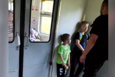 В рф "Z-патриот" набросился на мальчишку с желто-синим рюкзаком, видео: "Вот вся их гнилая сущность"