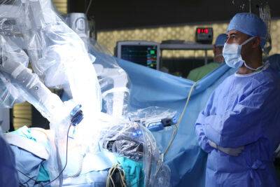 Впервые в Израиле: робот-хирург прооперировал пятилетнюю Киру