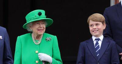 Почему принц Джордж стоял рядом с королевой во время финала Платинового юбилея