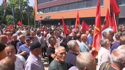 Приштина: столкновения ветеранов с полицией