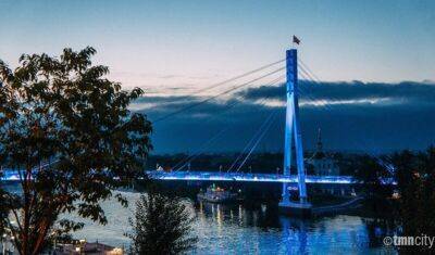 Тюменский мост Влюбленных окрасится в цвета российского триколора
