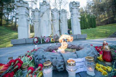 Специалисты: скульптуры советских военных на кладбище в Вильнюсе – не представляют ценности