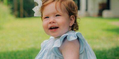 Унаследовала рыжий цвет волос. Меган Маркл и принц Гарри показали новое фото дочери Лилибет в день ее рождения