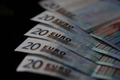 Доллар растет, евро слабо снижается в начале торгов на "Московской бирже"